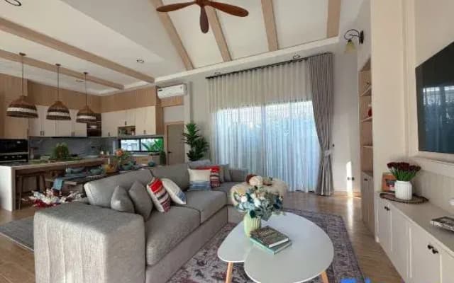 Single-family three-bedroom swimming pool villa