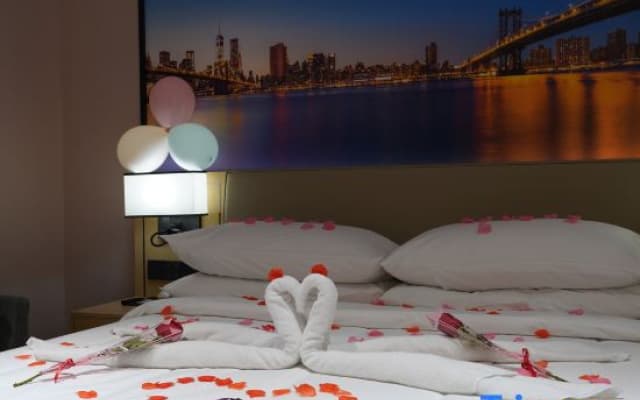 Vienna Hotel (Qianjiang railway station Lobster City Shop)