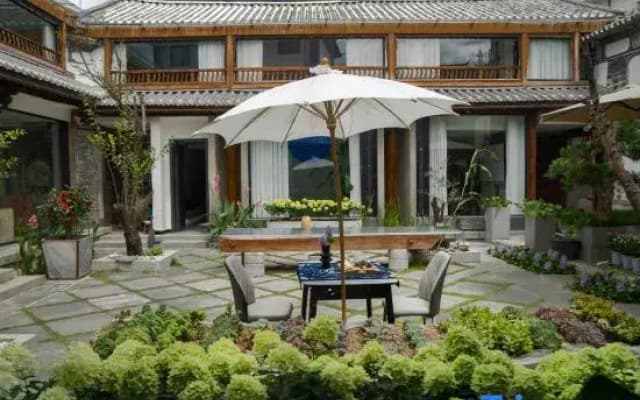 Manyun Ting Bai Ethnic Centennial Courtyard Designer Meisu
