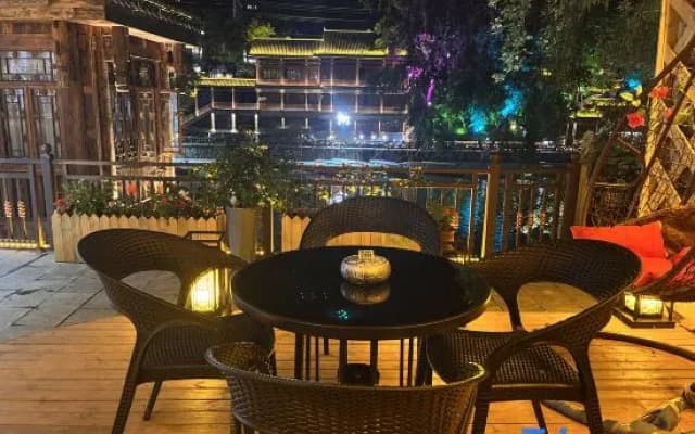 Beautiful Scenery Courtyard Riverside Homestay