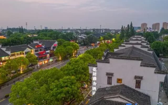 HuaJiYaShe Hotel (Nanxun Guzhen Scenic Area South Gate)