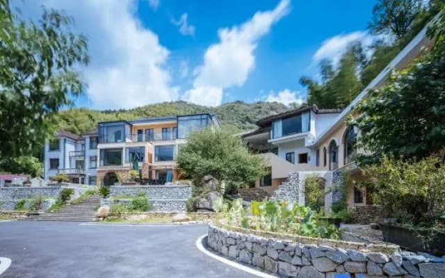 Jiuhuashan Yanqi Lake Bay Hotel