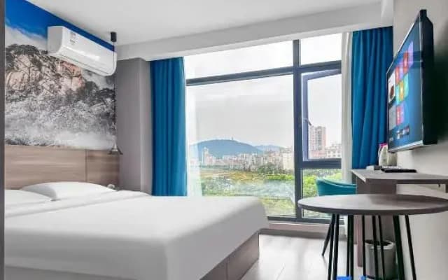 Happy Holiday Hotel (Huanggang Luotian Yishui Bund Branch)