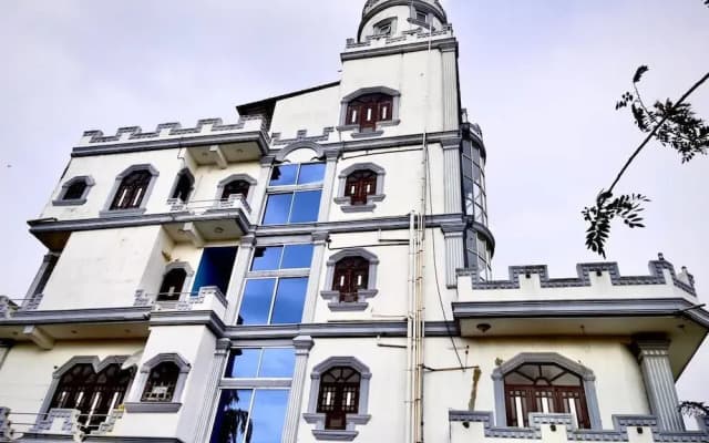 White palace Airport hotel