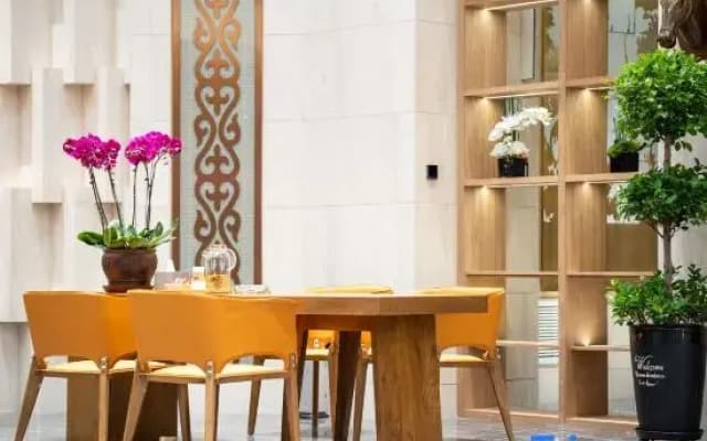 MEHOOD LESTLE The Traxland Hotel