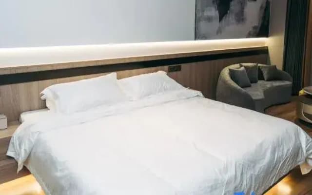 Mengzhou Lightning Bear E-Sports Hotel