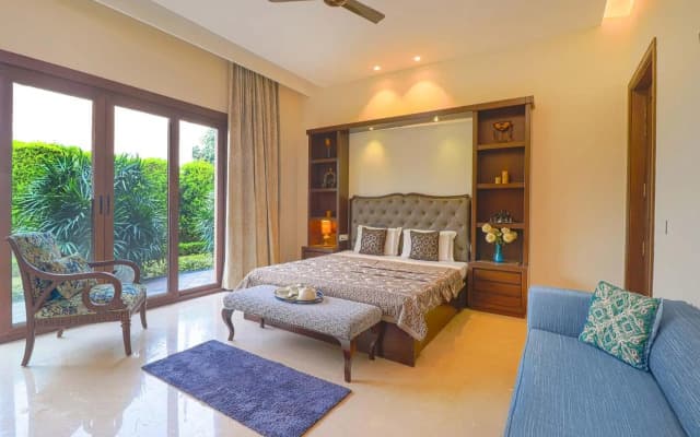 StayVista at Ekant Villa w Outdoor Pool
