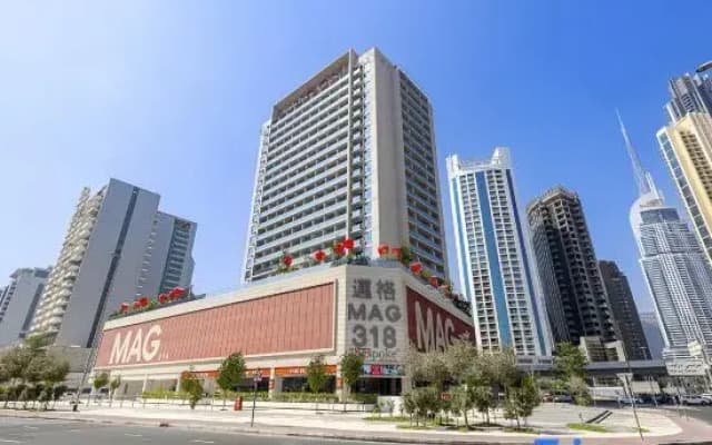 Elegant 1BR + Guest Room Near Burj Khalifa