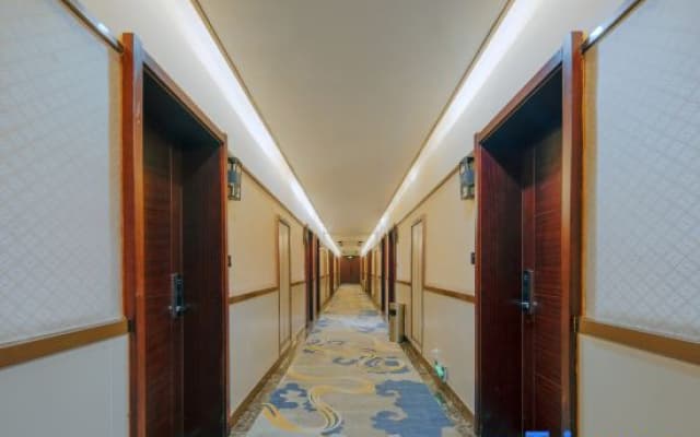 Wogo Hotel (Huangchuan Bus Station)