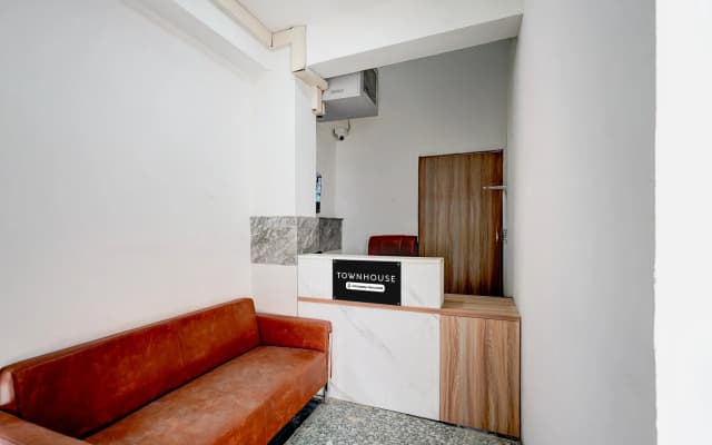 Super Townhouse Sector 18 Udhyog Vihar
