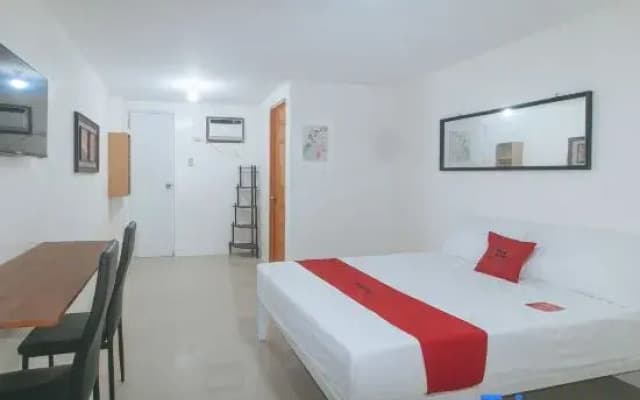 RedDoorz @ FCCG GoldMoon Boutique Hotel