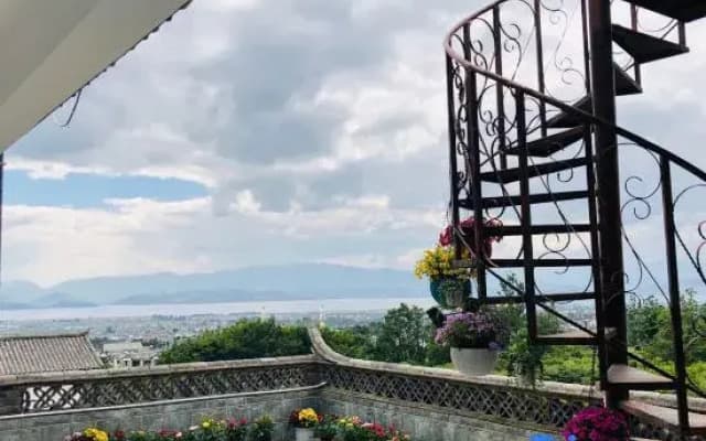 Dali Panshan Muyue Light Luxury Tipsy B&B (Cang'er Avenue Branch)
