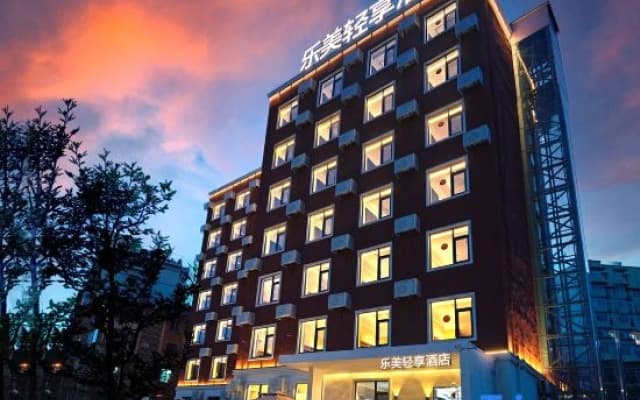 LM Relaxed Hotel (Qianlingshan Park Yan'an West Road Subway Station)