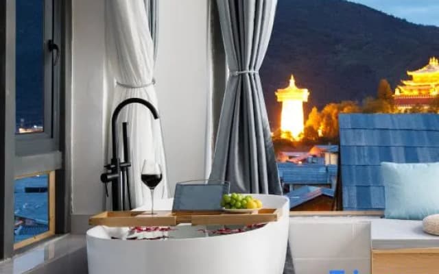 Shangri-La Jiangyue Beiting Oxygen Supply Homestay Dukezong Ancient City Dafo Temple Sutra Tube Shop