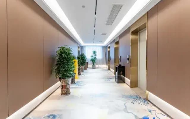 Zhongyi Holiday Hotel (Xiangyang Greenland Central Plaza)