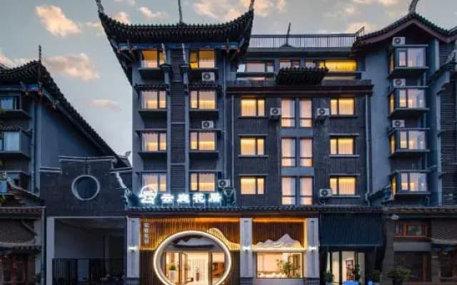 Cloud Blossom Hotel