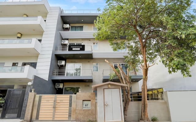 Townhouse Sector 53 Golf Course
