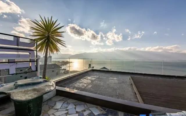 Dali glazed sea view resort hotel