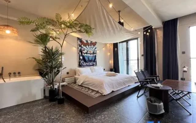 Yi She Designer Homestay (Guilin Railway Station Wanda Plaza Branch)