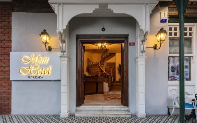 Mom Hotel
