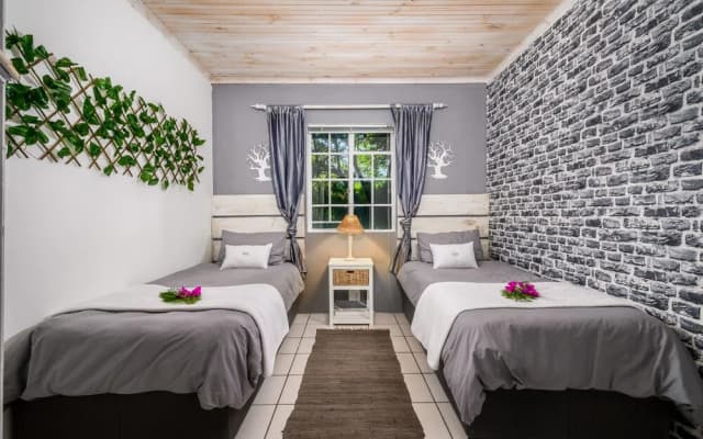 302 On Old Seaview Road - Stargazer Cottage