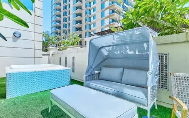 bnbme | Dubai Marina: Quiet Patio Oasis