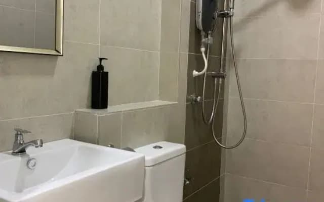 Four season Condo/3 Rooms/4 min to Airport