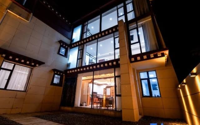 Moon Tower · Dreamy | Silent Stream · Oxygen Supply Lakeview Smart Boutique Stay