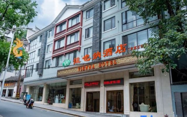 Vienna Hotel (Fenghuang Old Town)