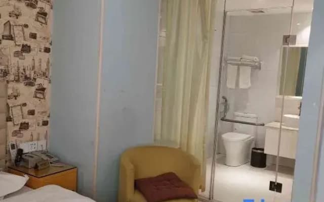 Zhengzhou Junyue Fashion Hotel (Yutong Company Huanghe Nursing College)
