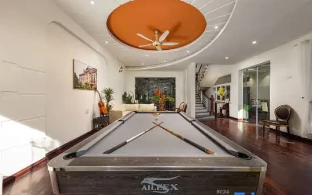 1000m2 Private Villa 32 An Duong Tay Ho
