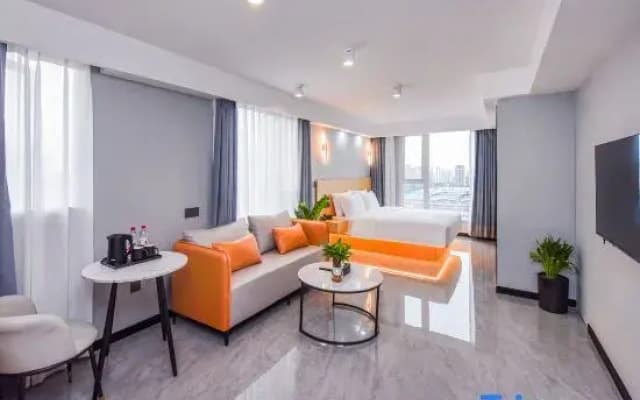 Lusheng LOFT High-altitude Homestay (Chongqing West Railway Station Erlang Subway Station)