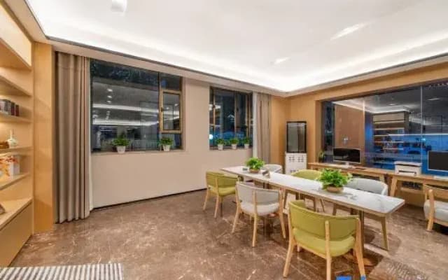 Yining Binjiang Peninsula Hotel (Liuxing Street Scenic Area Branch)