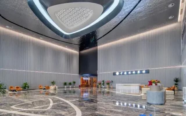 Huayue Kaixuan Grand Hotel (Weiye Building Xincheng Bus Station)