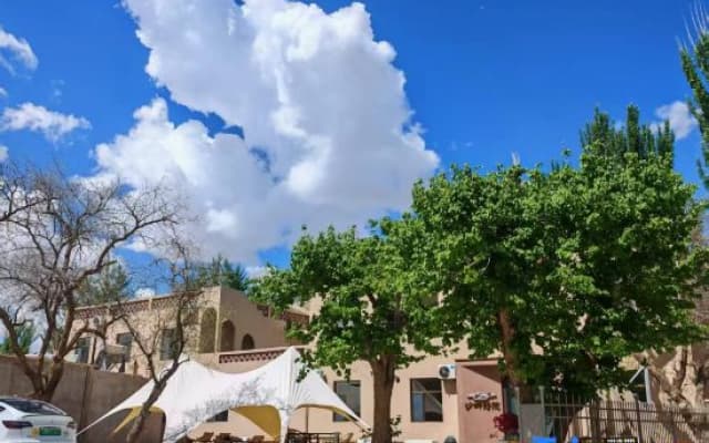 Dunhuang Shapan Jingyuan Homestay (Mingsha Mountain and Crescent Moon Spring Scenic Area)