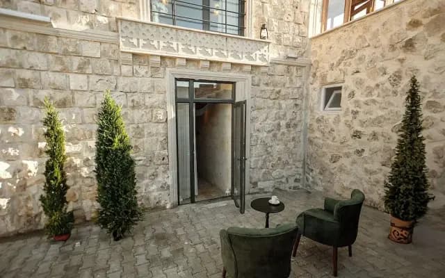 Abra Stone House