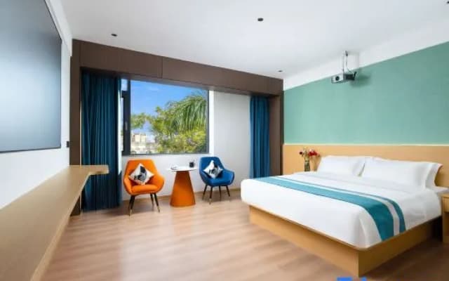 Jifeng Holiday Hotel (Ruili Fortune Plaza)