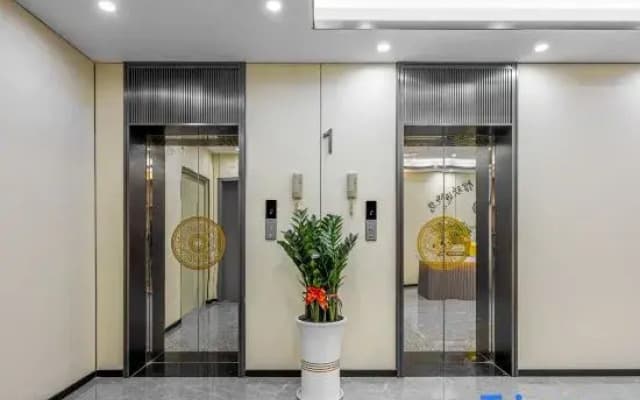 Minghuan Light Luxury Hotel (Dongguan Mayong Xinhua College)