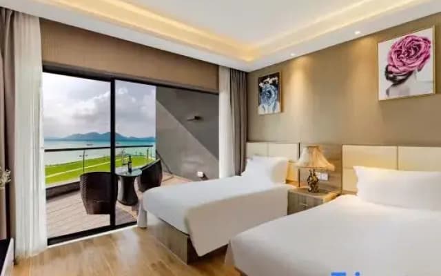 Shanhujian Resort Hotel (Huangshan Taiping Lake)