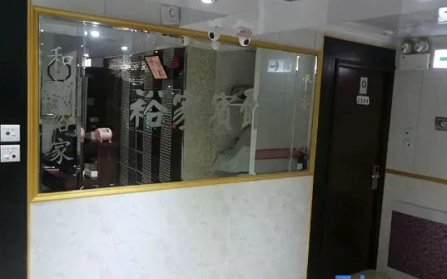 Mongkok Yue Ka Hostel (Mong Kok Station Exit D)