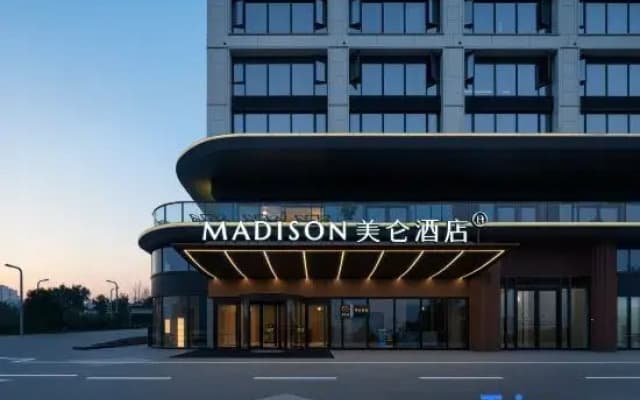 Madison Hotel (Yibin Hejiangmen Yangtze River Park)