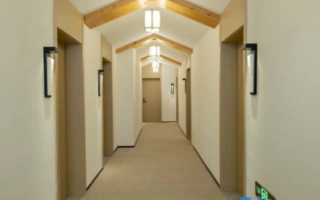 Mid Mountain and White Homestay (Bei Scenic Area Hub Store)