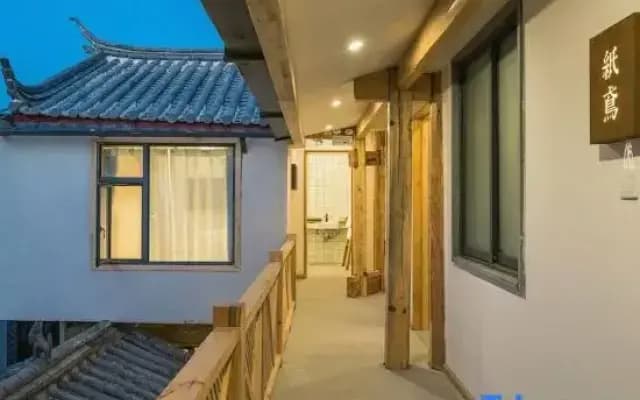 Tan Hua Fu Kezhan Liansuo Lijiang Feng Yue Wu Bian Dian