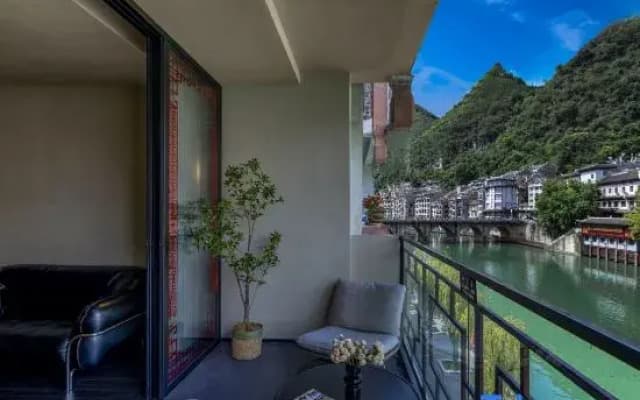 Sansan Minimalist Light Luxury Hepan Sixiang Minsu