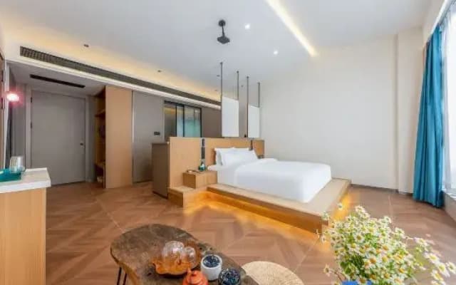 Huaqianzhu Hot Spring Hotel (Kunming Dianchi Xishan Scenic Area)