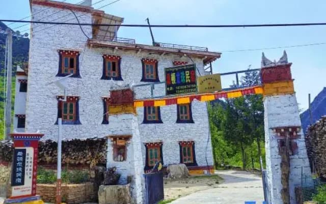 Sangdun Longzhu Homestay (Zhonglu Tibetan Village)