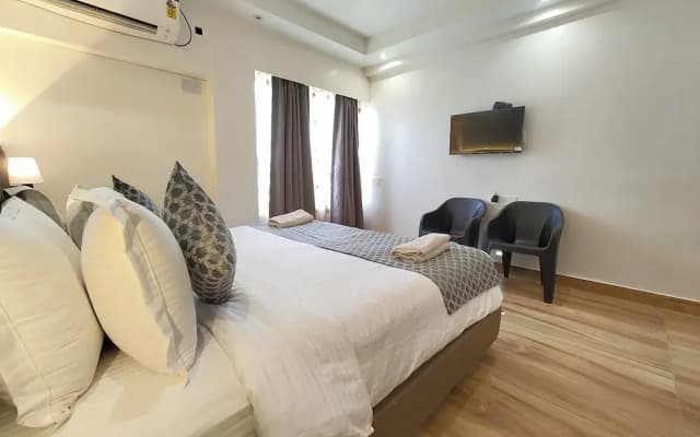 Lucknow Hotel P-R-I-S-H-A Stay