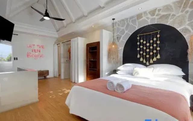 Private 1BR Designer Villa Central Canggu extra Office Room