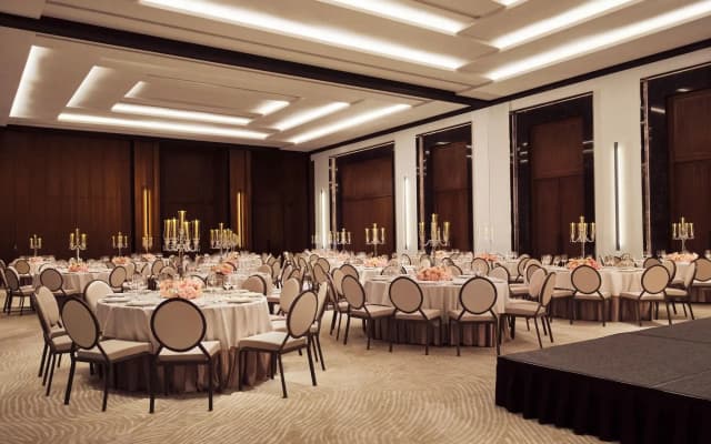 Отель The Lana Dorchester Collection