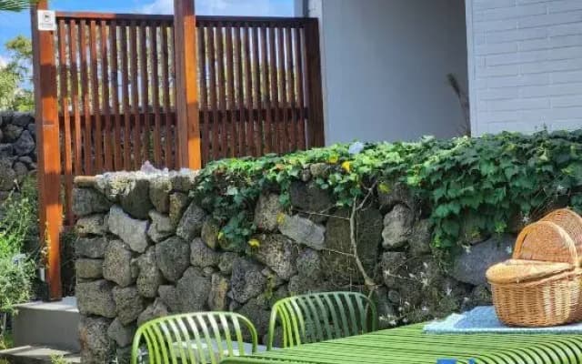 Hamdeok Beach and Gimnyeong Beach sea view accommodation 5 minutes walk from London Beagle Monttan